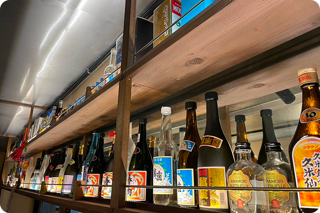 泡盛やお酒が並ぶ店内の棚