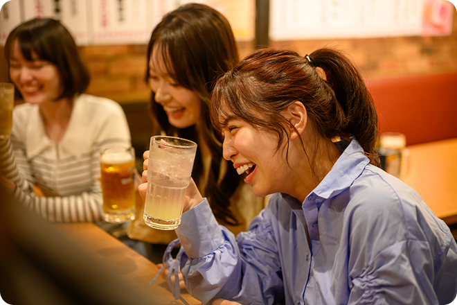 いちゃりばで食事を楽しむ様子